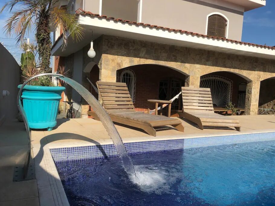 A casa no Guarujá (SP) tem piscina com cascata e , churrasqueira