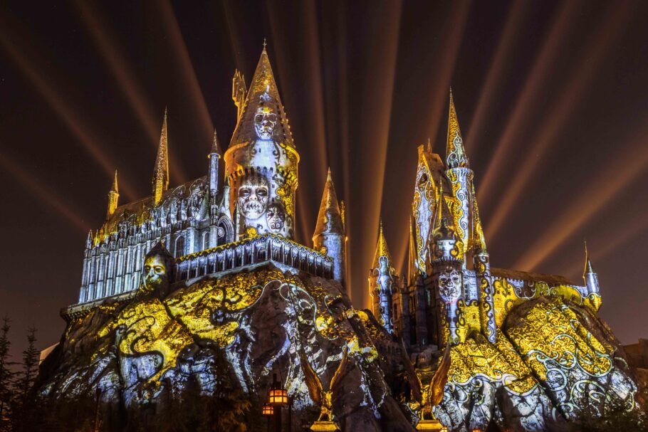 Universal Orlando retoma show noturno no castelo de Hogwarts