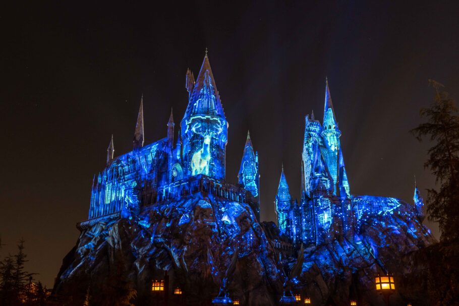 espetáculo noturno "Dark Arts at Hogwarts Castle"