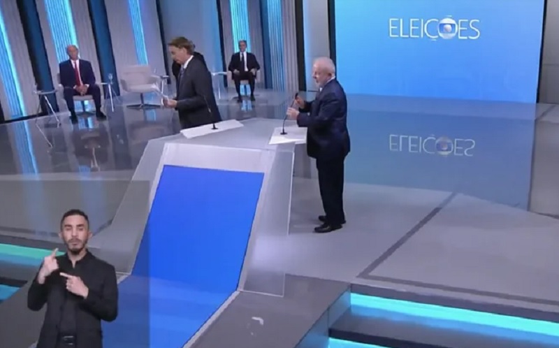 Debate na Globo ferve com Lula e Bolsonaro se enfrentando cara a cara