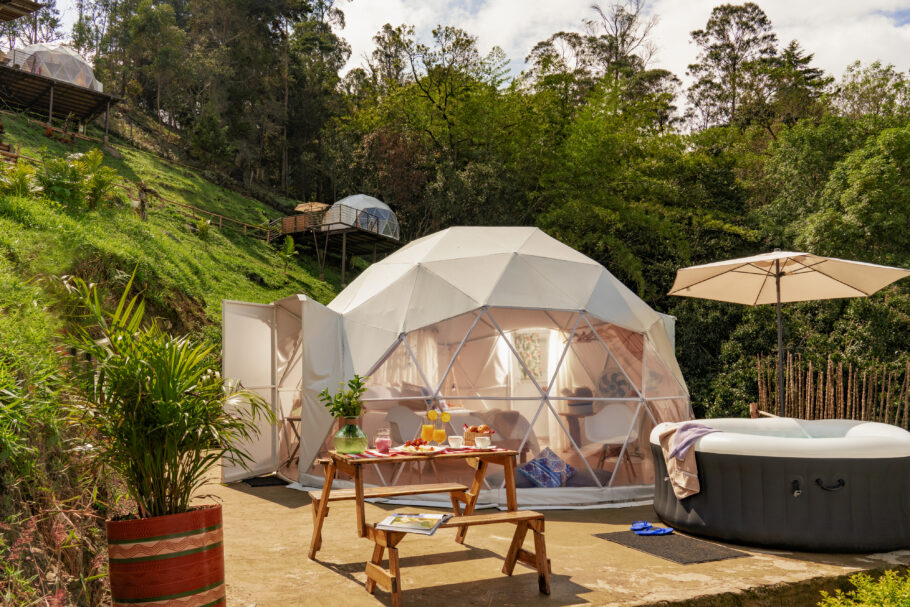 Uma das tendas luxuosas do Guaia Terra Glamping, na Colômbia