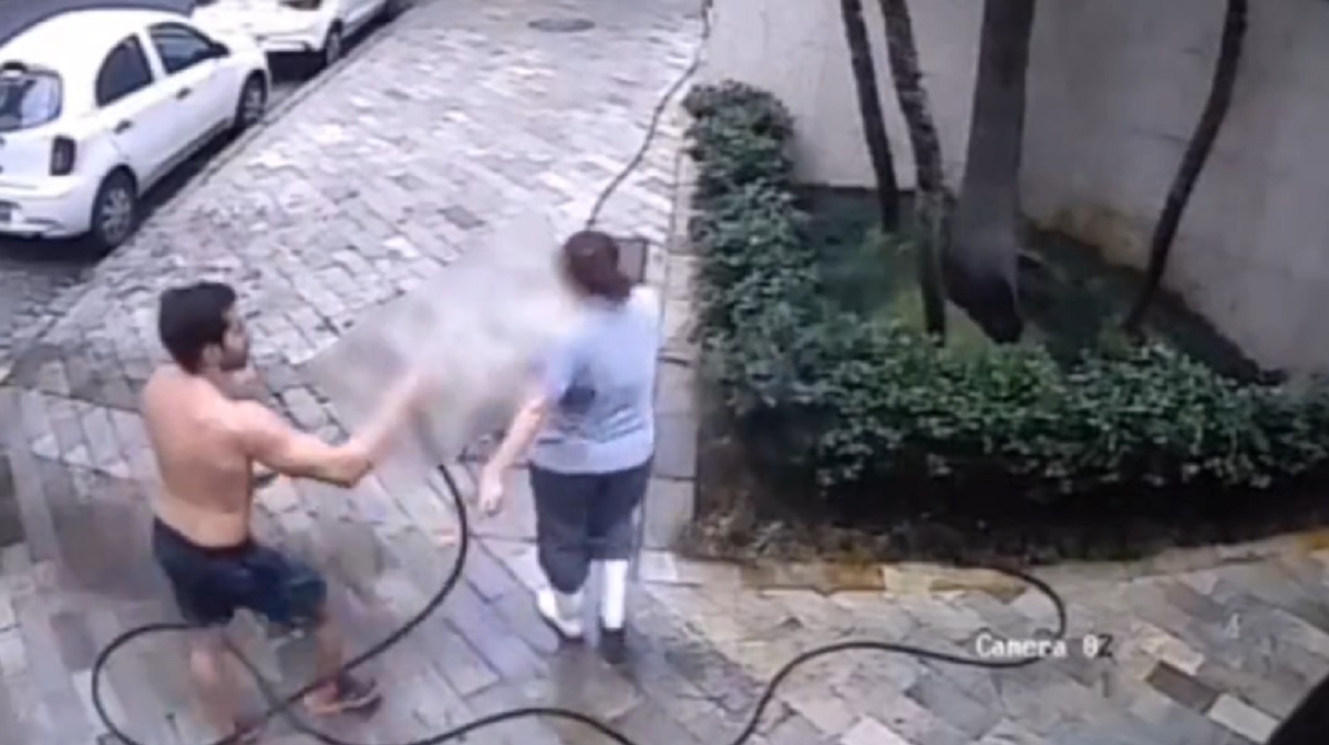 Homem agride faxineira que lavava calçada em BH
