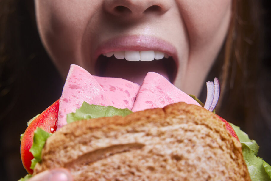Presunto, hambúrguer, salsicha e bacon são exemplos de alimentos ultraprocessados
