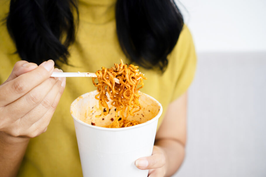 Estudo conclui que comida ultraprocessada aumenta risco de câncer de intestino