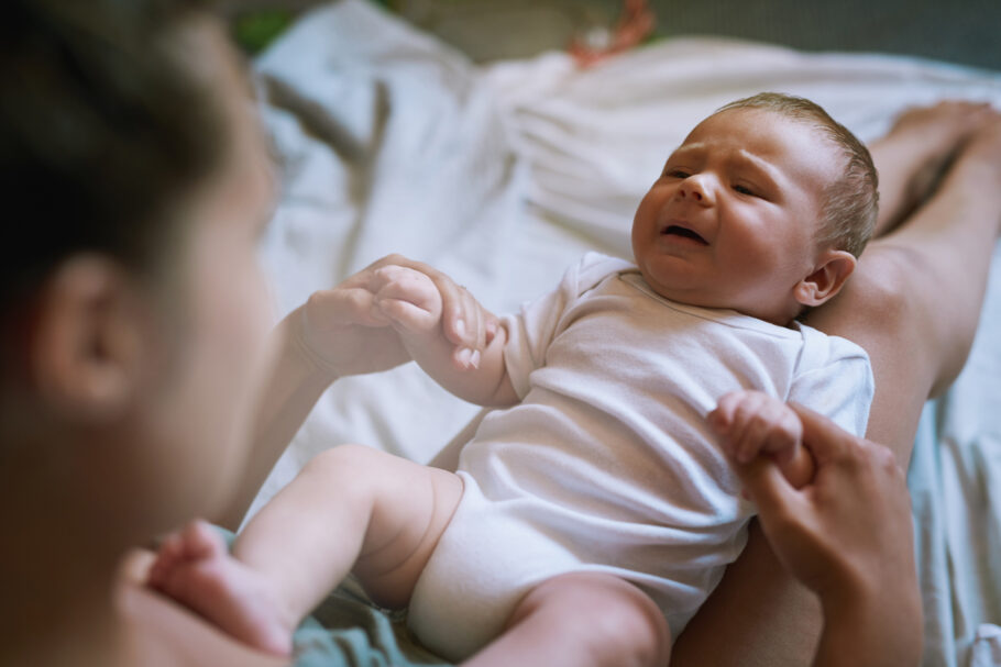 Colo da mãe apenas não é suficiente, segundo o estudo