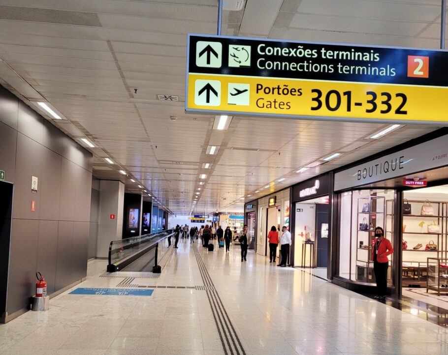 Longas distâncias são percorridas nos aeroportos, como em Guarulhos (SP)