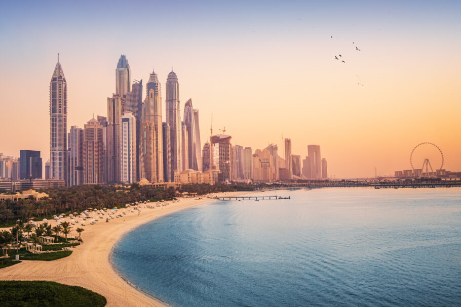 A cênica praia JBR, um dos cartões-postais de Dubai