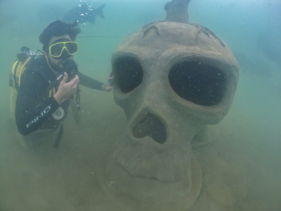 Para conhecer as obras do museu subaquático é preciso fazer o mergulho com cilindro