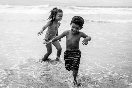 84% das crianças brasileiras brincam ao ar livre por menos de 2 h/dia