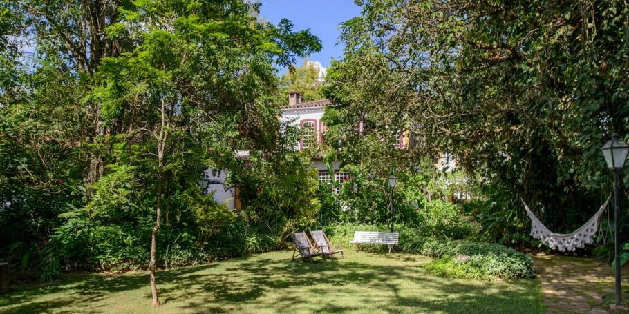 O belo jardim do Hotel Solar da Ponte, em Tiradentes (MG)