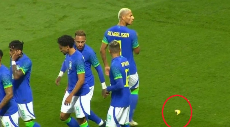 Torcida joga banana no campo enquanto jogadores do Brasil comemoram gol