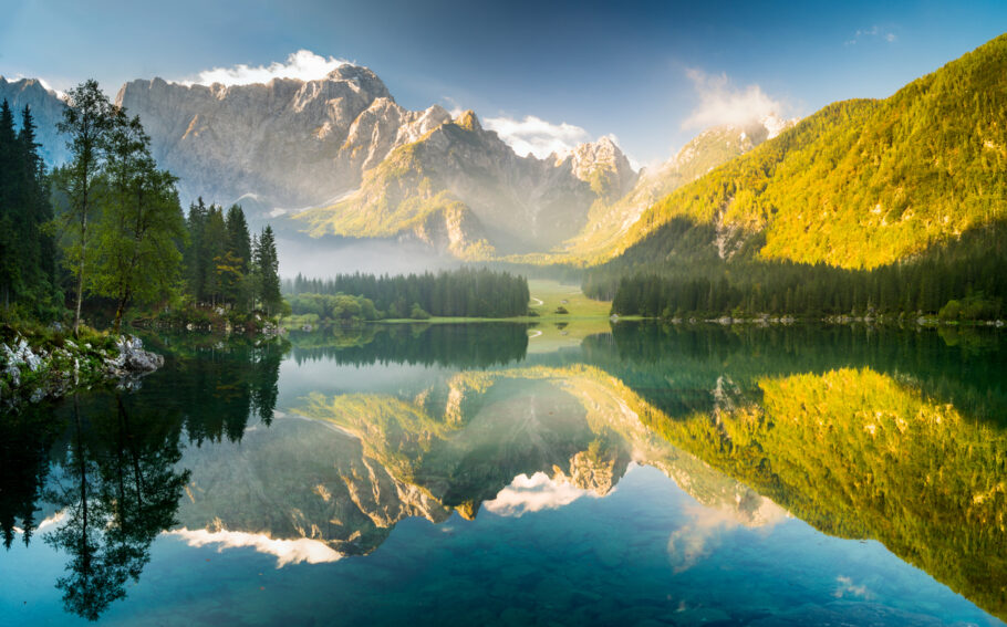 Vista do lago Fusine, com as montanhas Dolomitas, nos Alpes italianos ao fundo