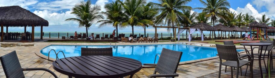 Vista da piscina do Cahy Praia Hotel é uma ótima opção de hospedagem pé na areia em Prado