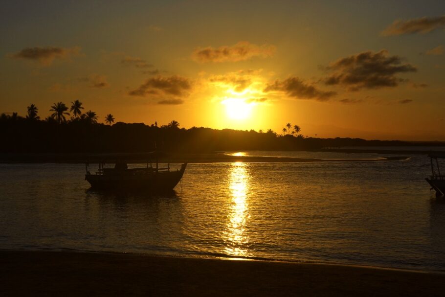 Pôr do sol na praia da Boca da Barra, uma dos mais lindos