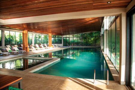 A bela piscina do Clara Resorts