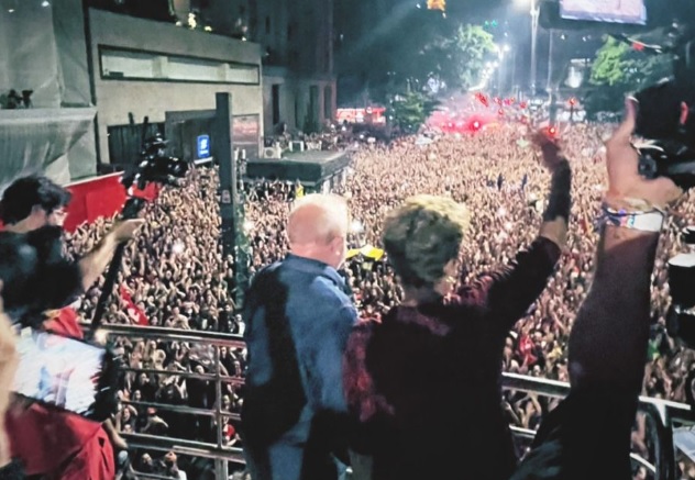DIlma é ovacionada por multidão na noite do último domingo, 20, na Avenida Paulista – Agência Brasil