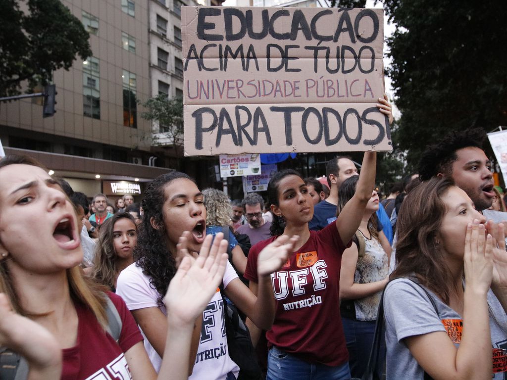 Veja como Bolsonaro confiscar verbas das universidades impacta Educação