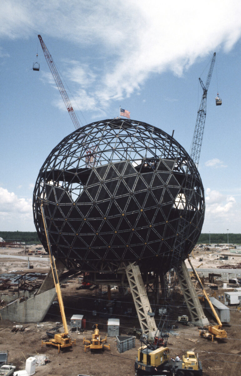 Obras da Spaceship Earth, a esfera símbolo do Epcot