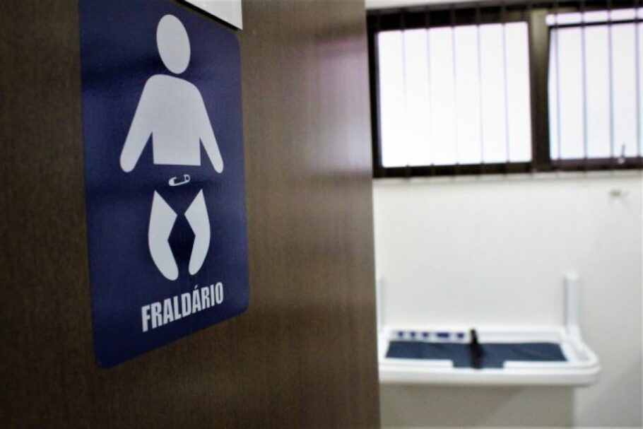 Rio torna obrigatórios fraldários em banheiros masculinos