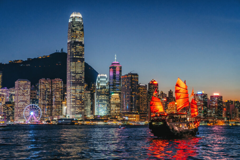 O skyline de Hong Kong à noite