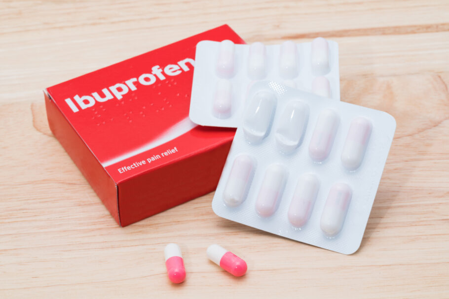 Uso prolongado de medicamentos contendo ibuprofeno e codeína trazem sérios riscos, segundo agência