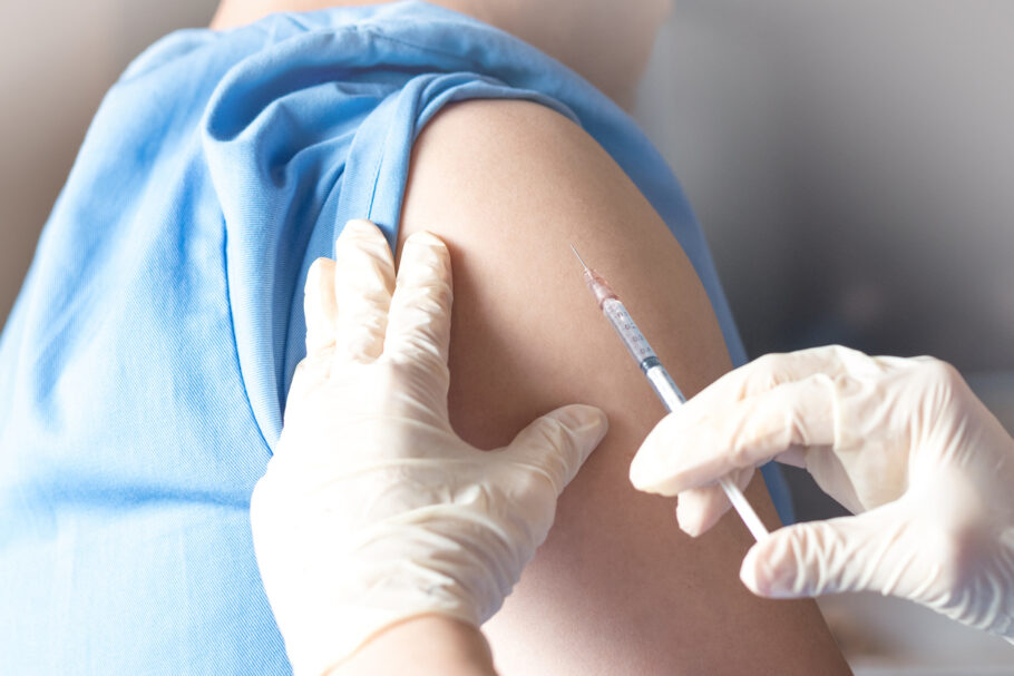  Vacina dá um comando para o sistema imunológico gerar uma resposta contra o tumor
