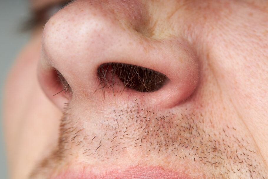 Pesquisadores sugerem que cutucar o nariz pode aumentar chances de Alzheimer e outras demências