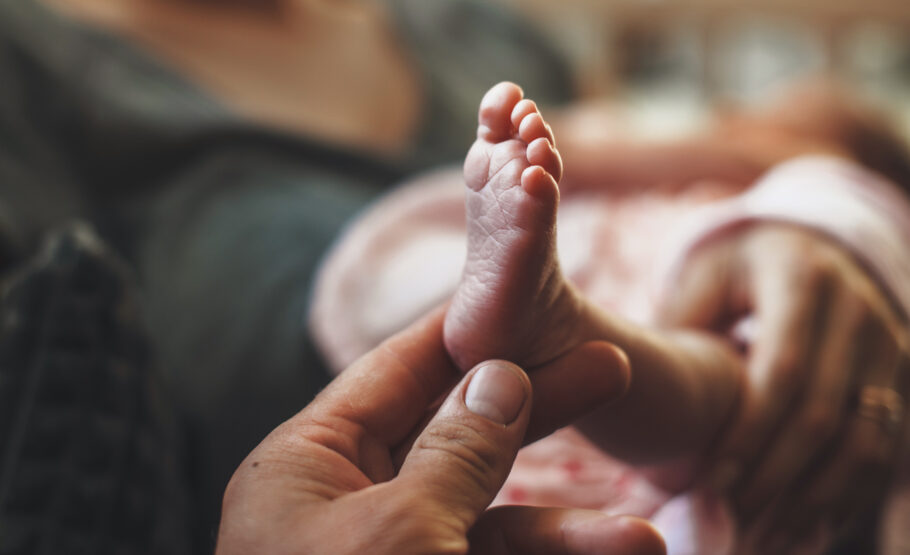  É possível identificar doença rara que solidifica o corpo observando dedão do pé de bebês
