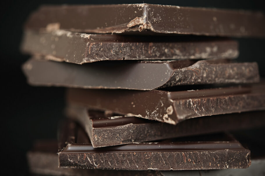  Um pedacinho de chocolate amargo faz a diferença contra a cólica menstrual, segundo estudo