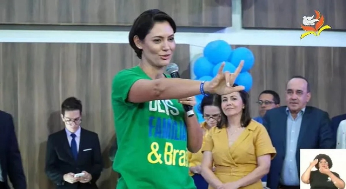 Michelle Bolsonaro passa vergonha ao chamar por surdos em comício