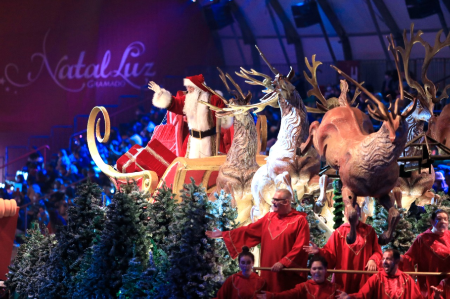 O “Grande Desfile de Natal” é uma das atrações mais tradicionais do Natal Luz de Gramado