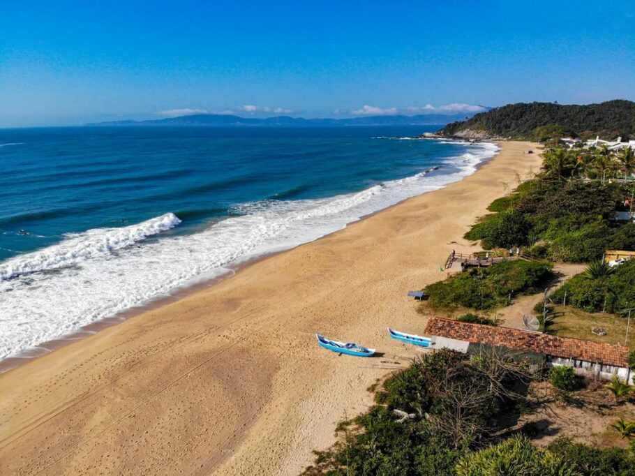 Praia do Estaleirinho, em Balneário Camboriú, é uma das 29 praias brasileiras premiadas com Bandeira Azul