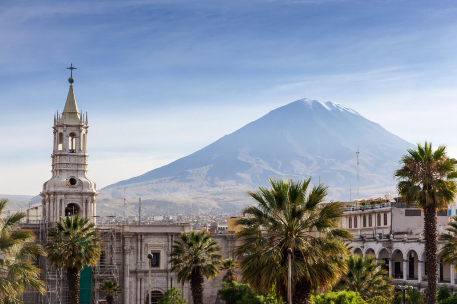 Vista da cidade de Arequipa com o vulcão El Misti ao fundo