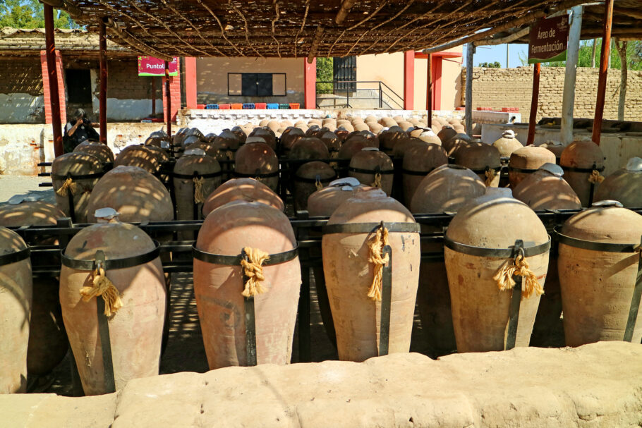 Armazenamento de pisco em destilaria na região de Ica, no Peru