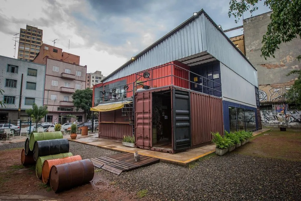 Teatro foi montado em um antigo terreno abandonado na Luz