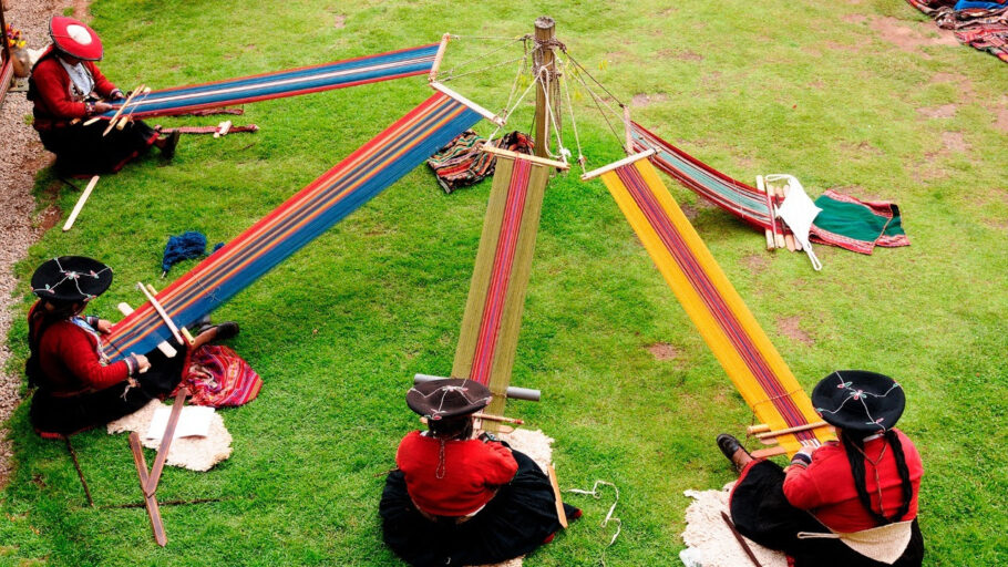 O local preserva tradições andinas, como a tecelagem ancestral