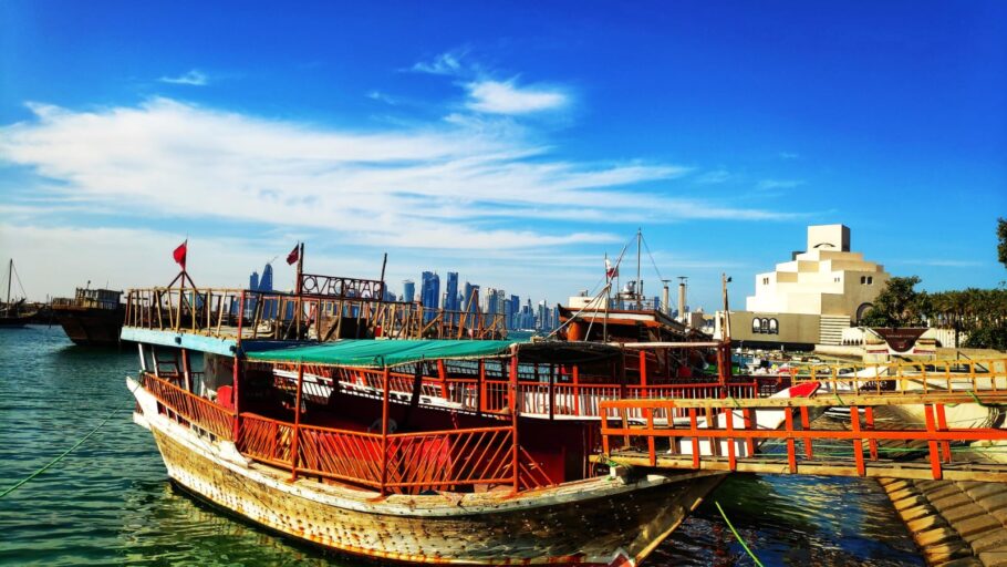 Porto de Dhow reúne os barcos mais tradicionais do Catar.