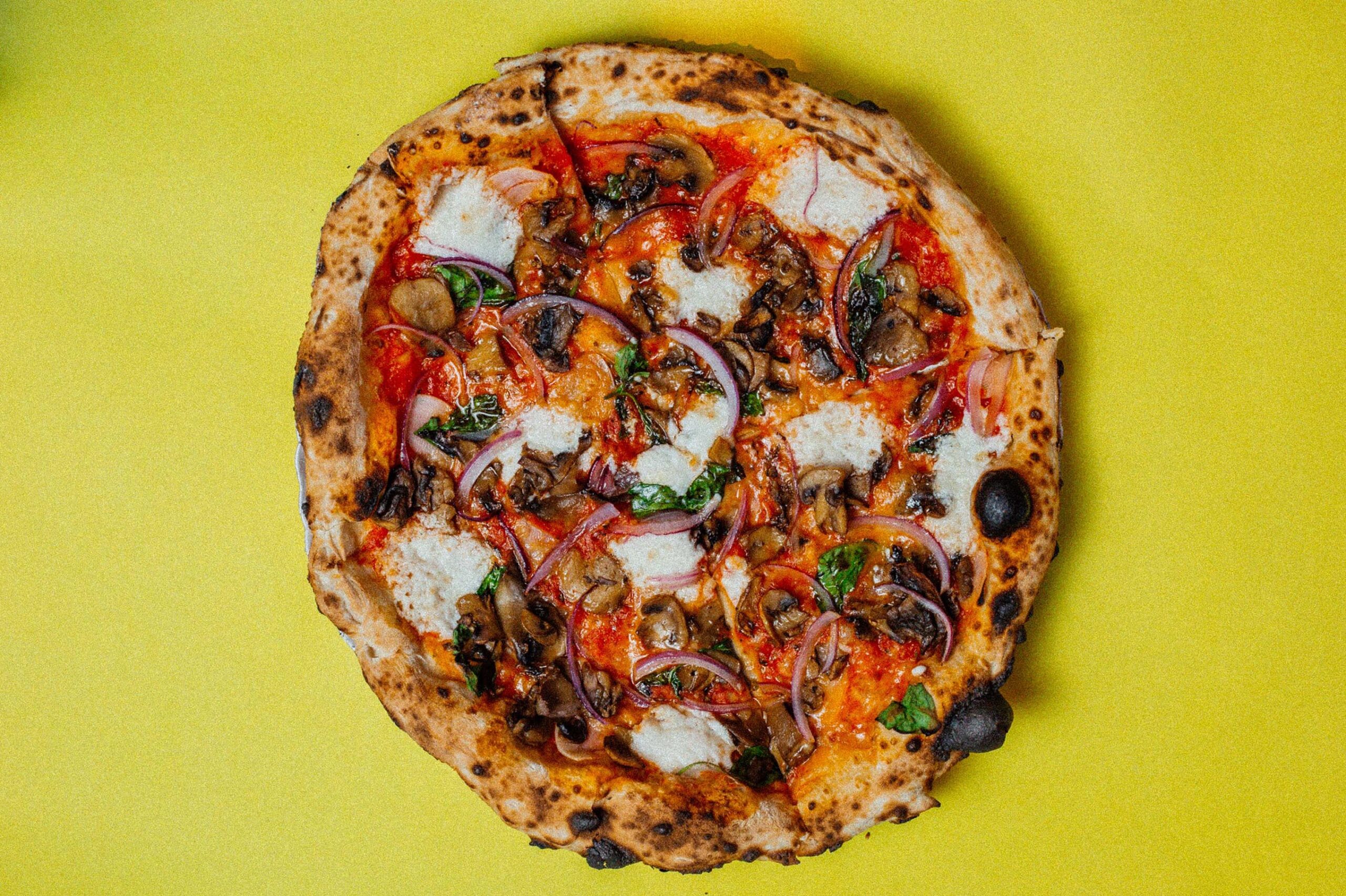 Criada por Anthony Falco, pizza guru nova-iorquino que assina todos os sabores fixos da Bráz Elettrica, a Cajupiry (R$ 43) leva molho de tomate, orégano, alho, manjericão, cogumelo, cebola roxa, parmesão vegano e cajupiry