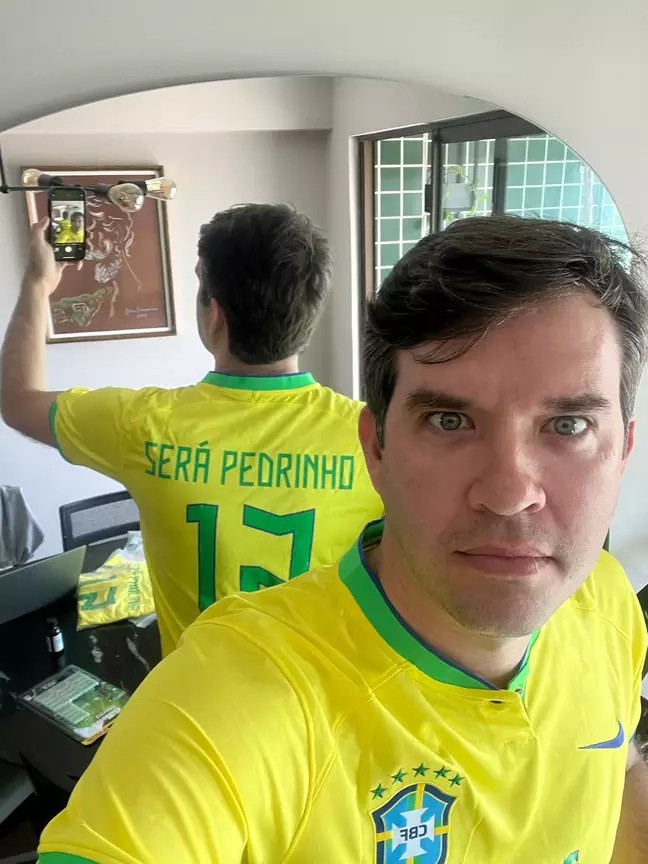Pedro com camisa aa seleção brasileira personalizada com erro: ‘Será Pedrinho’
