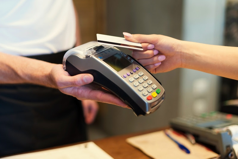 Uma em cada quatro compras presenciais feitas com cartões de crédito é por meio de aproximação