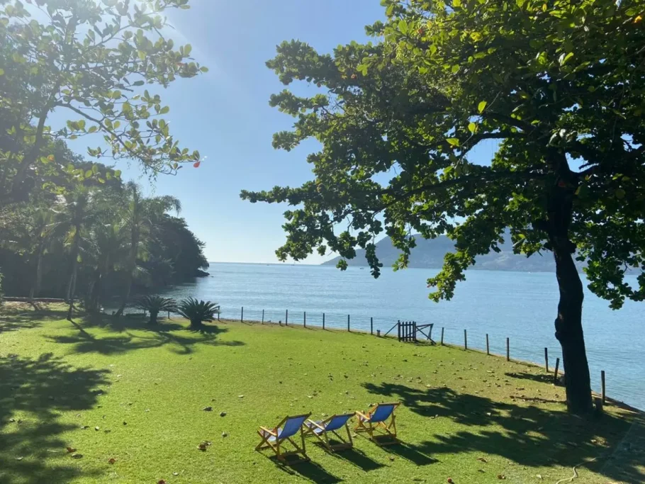 Amplo jardim com vista para a praia de Sepituba