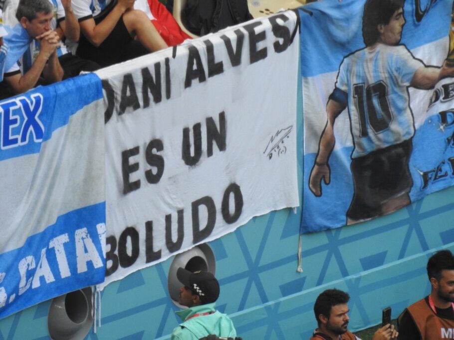 Torcedores da Argentina exibem faixa com xingamento ao lateral brasileiro Daniel Alves
