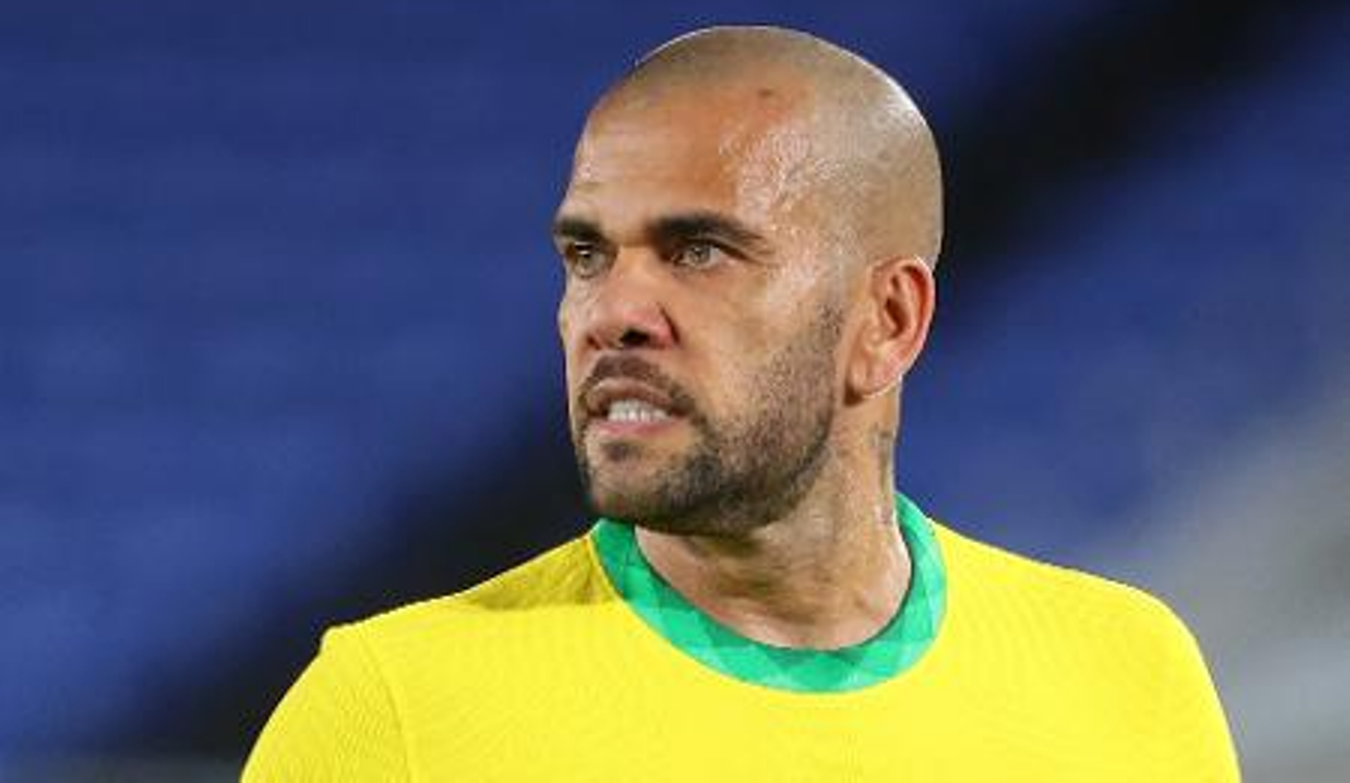 Daniel Alves não entra na partida entre Brasil e Suíça e web fica sem entender nada