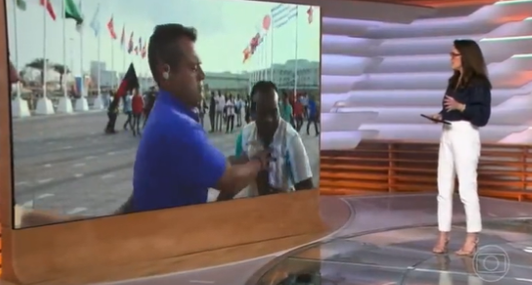 Ao vivo na Globo, repórter Eric Faria dá empurrão em torcedor que tentava atrapalhar