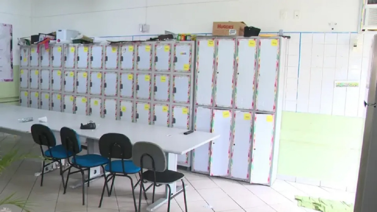 Sala dos professores com armário abertos após o ataque