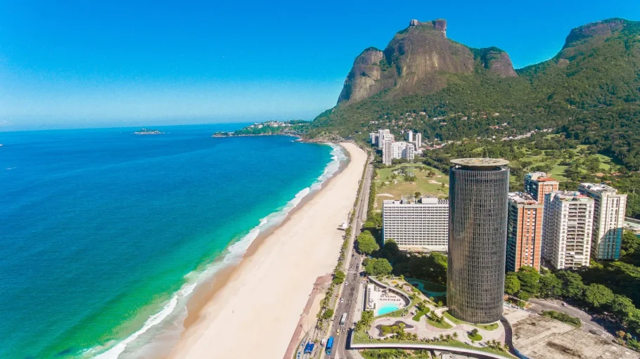 Vista do icônico Hotel Nacional, na zona sul do Rio de Janeiro