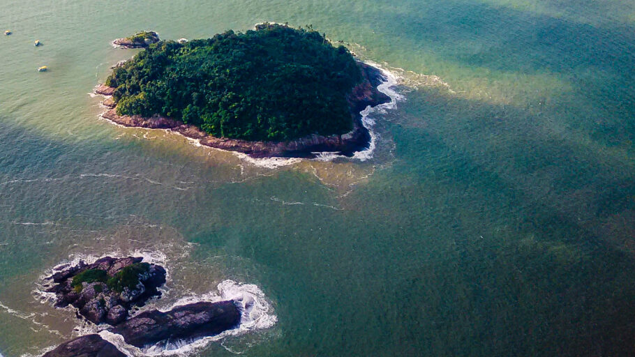 Vista aérea da Ilha do Guaraú, em Peruíbe, no litoral sul de SP