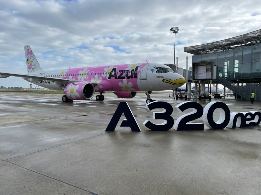 O A320neo da Azul sendo apresentado na sede da Airbus, em Toulouse, na França