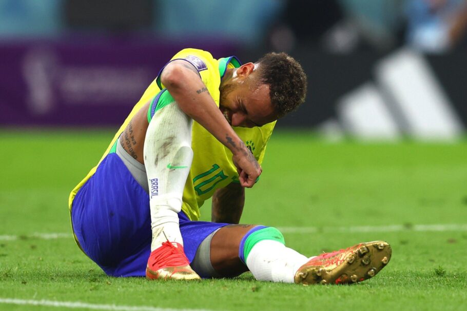 Neymar é substituído, sai chorando de campo e recebe gelo no tornozelo