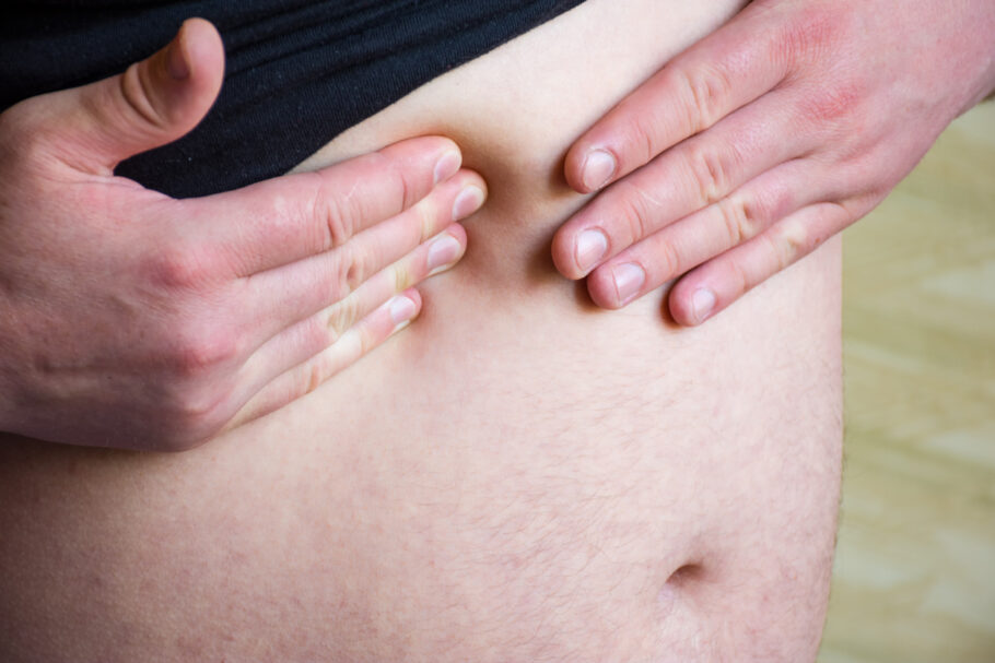 Dor e inchaço abdominal são alguns dos sinais de gordura no fígado